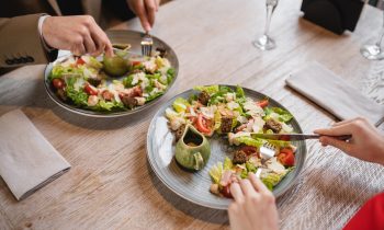 Cómo llevar una alimentación saludable comiendo fuera de casa