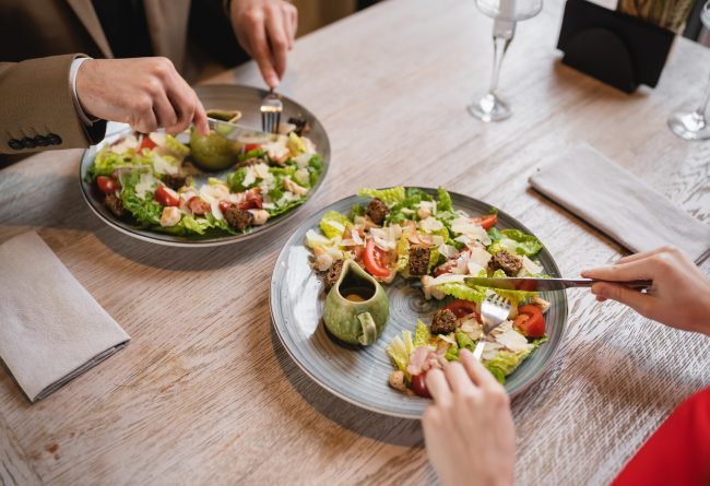 Cómo llevar una alimentación saludable comiendo fuera de casa